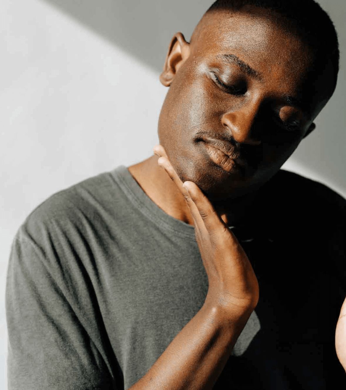 Man wiping off the Razorloom face scrub using his palm